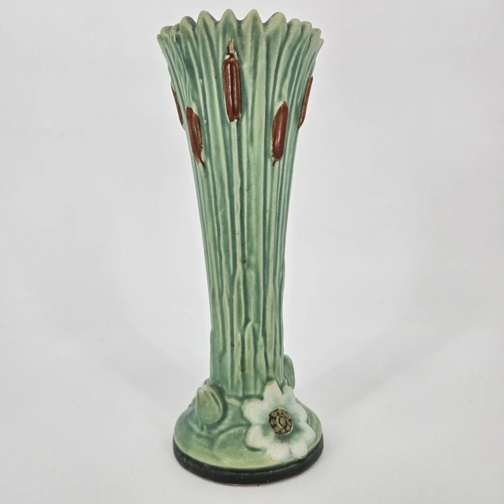 Weller Ardsley Cattail Vase 7.5